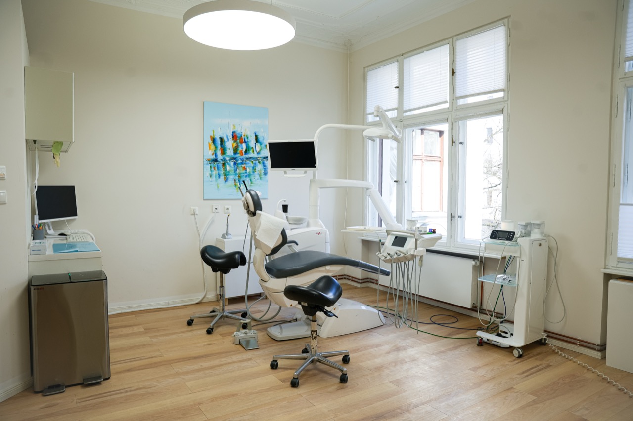 Behandlungsstuhl einer Zahnarztpraxis, vorbereitet für den nächsten Patienten
